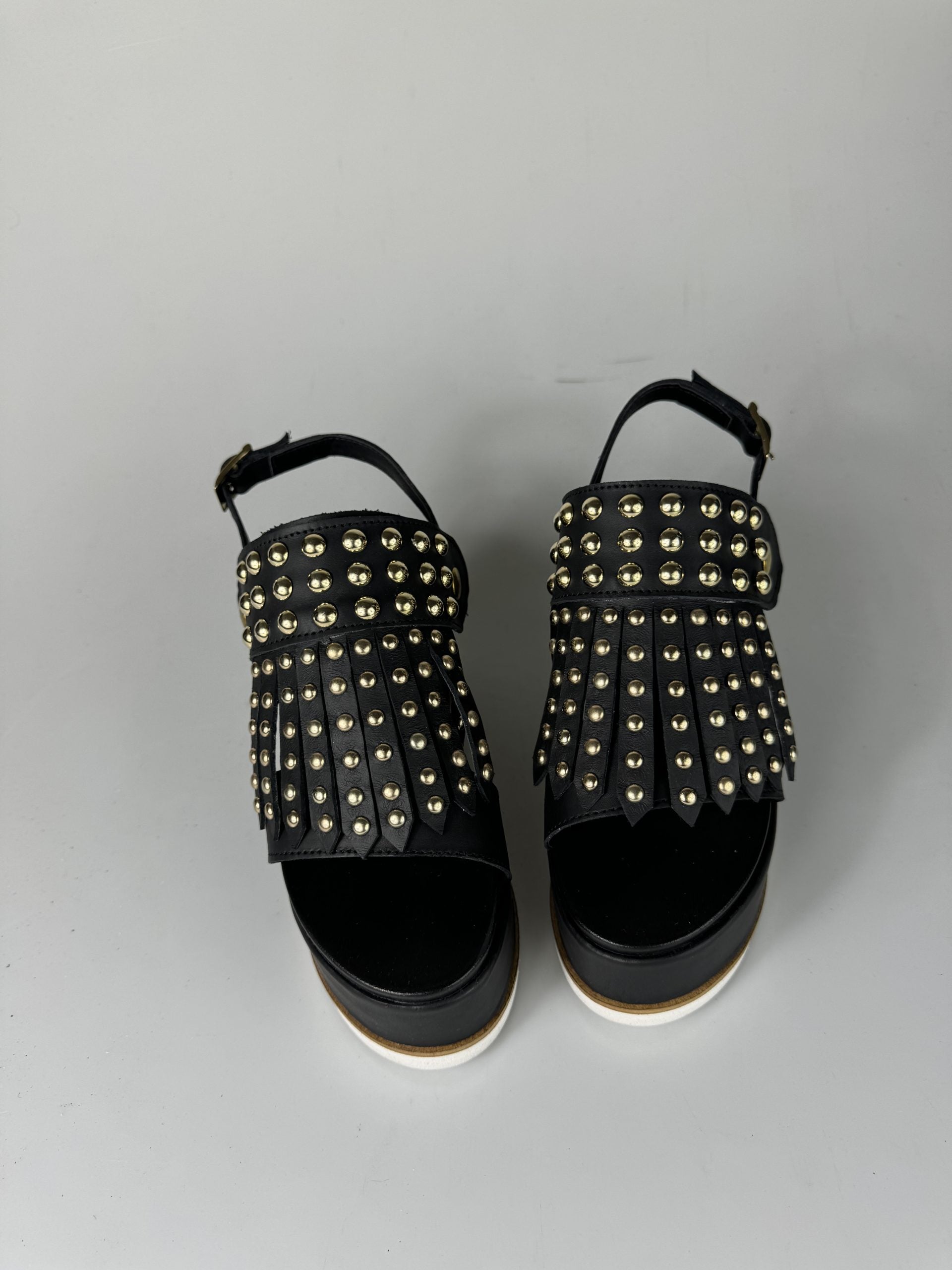 Holly51 - Tachuelas doradas de cuero negro