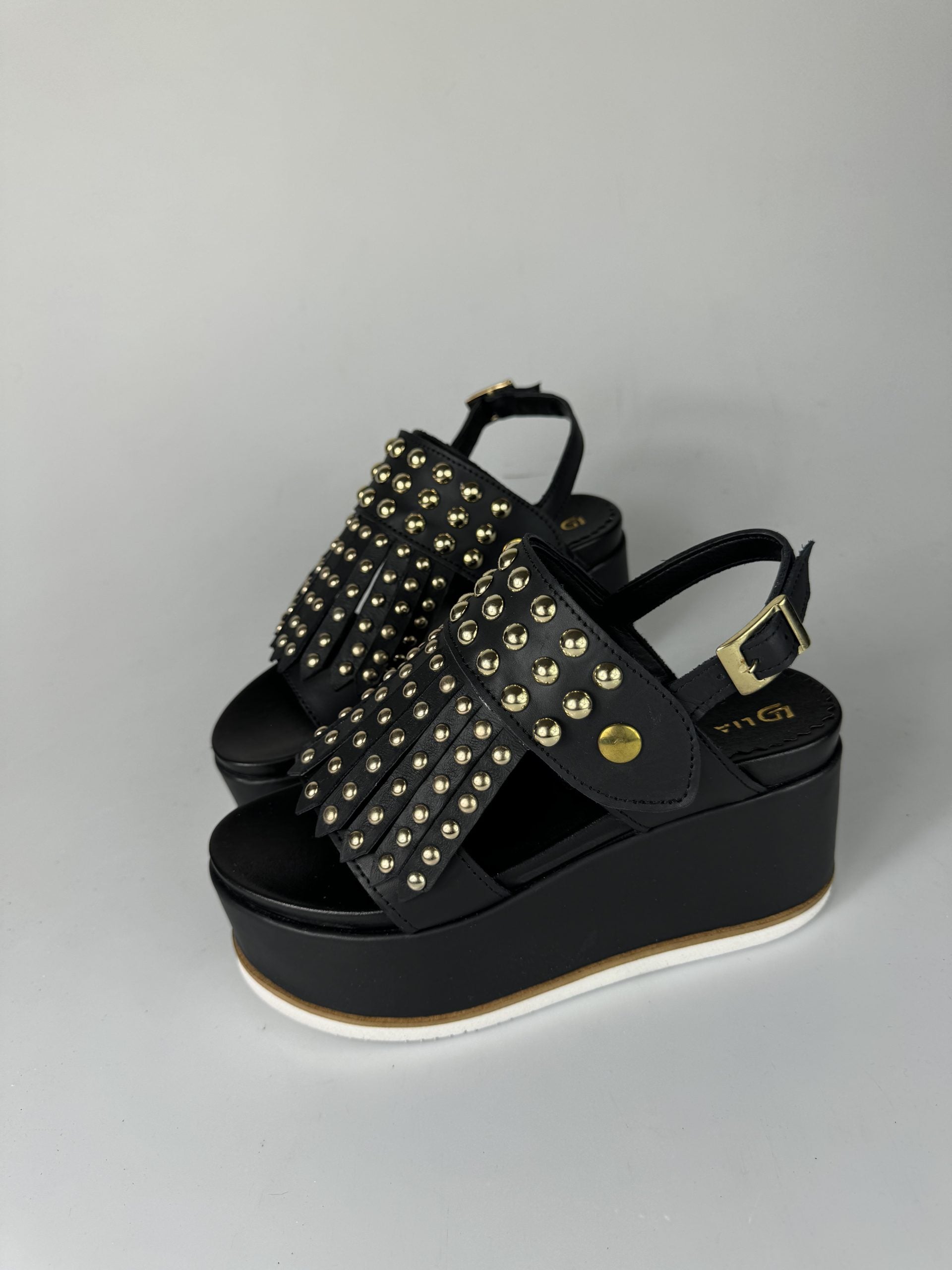 Holly51 - Tachuelas doradas de cuero negro