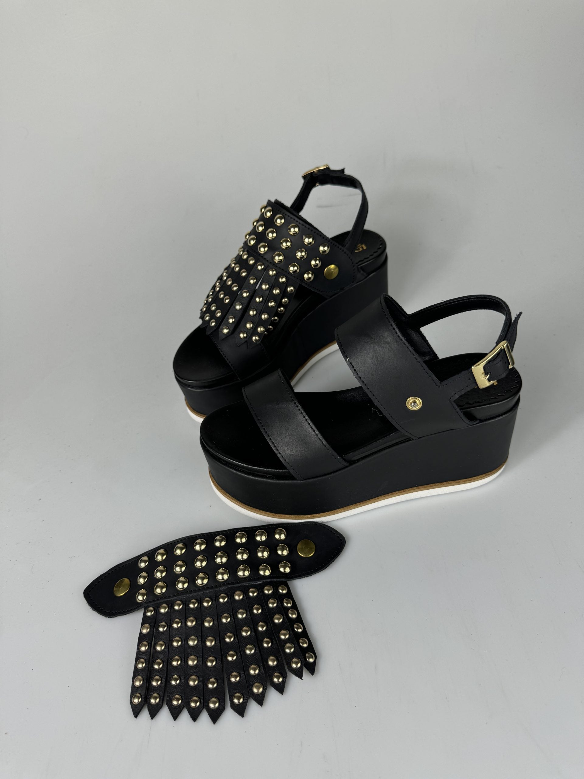Holly51 - Tachuelas doradas de cuero negro