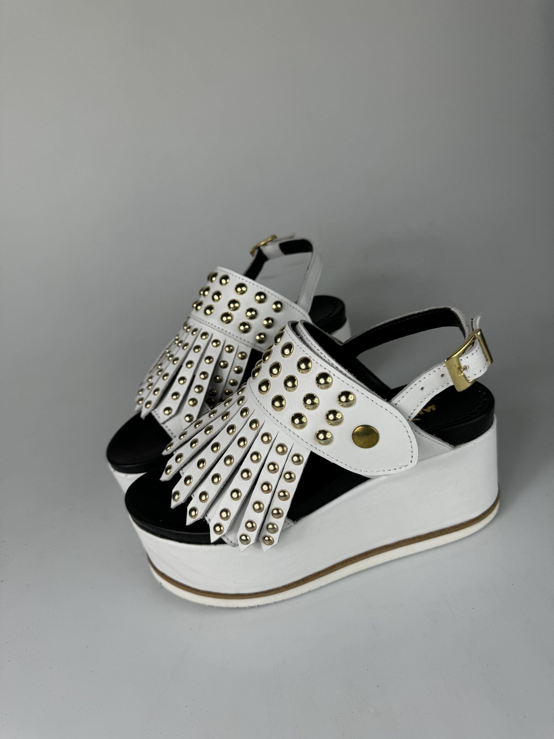 Holly51 pelle bianco borchie oro