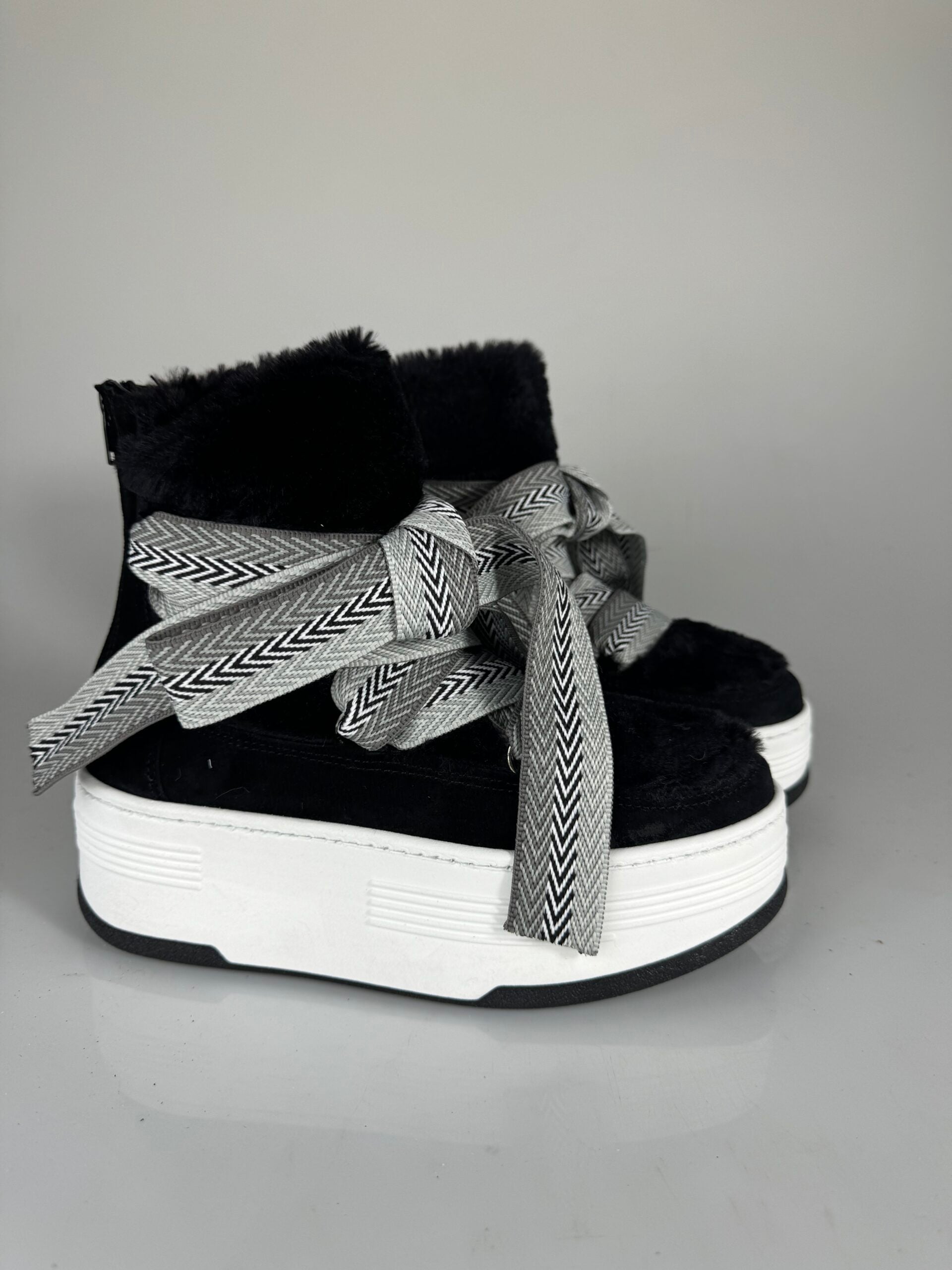 Wolf7 Cam, piel negra, cordones negros y gris