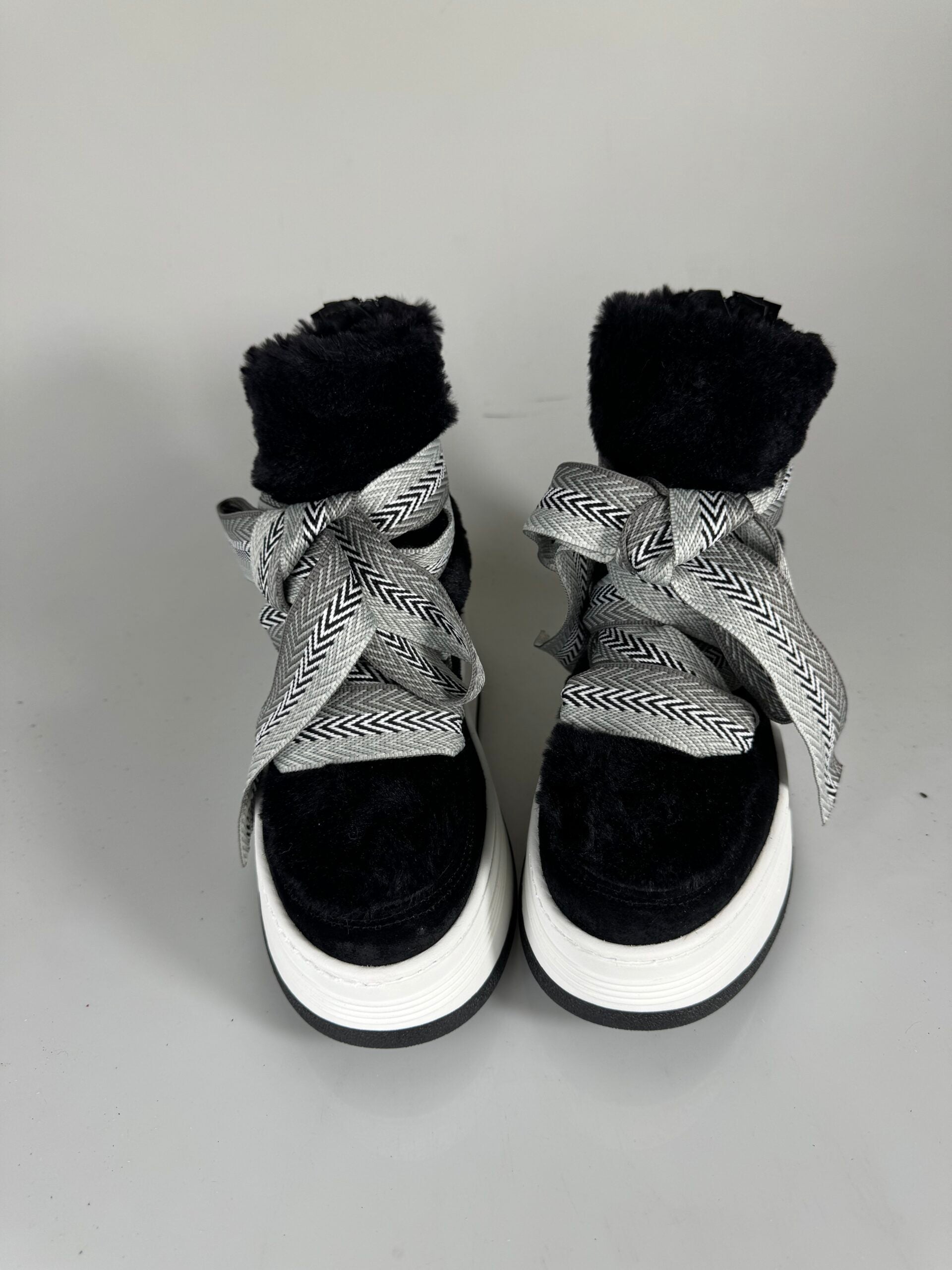 Wolf7 Cam, piel negra, cordones negros y gris