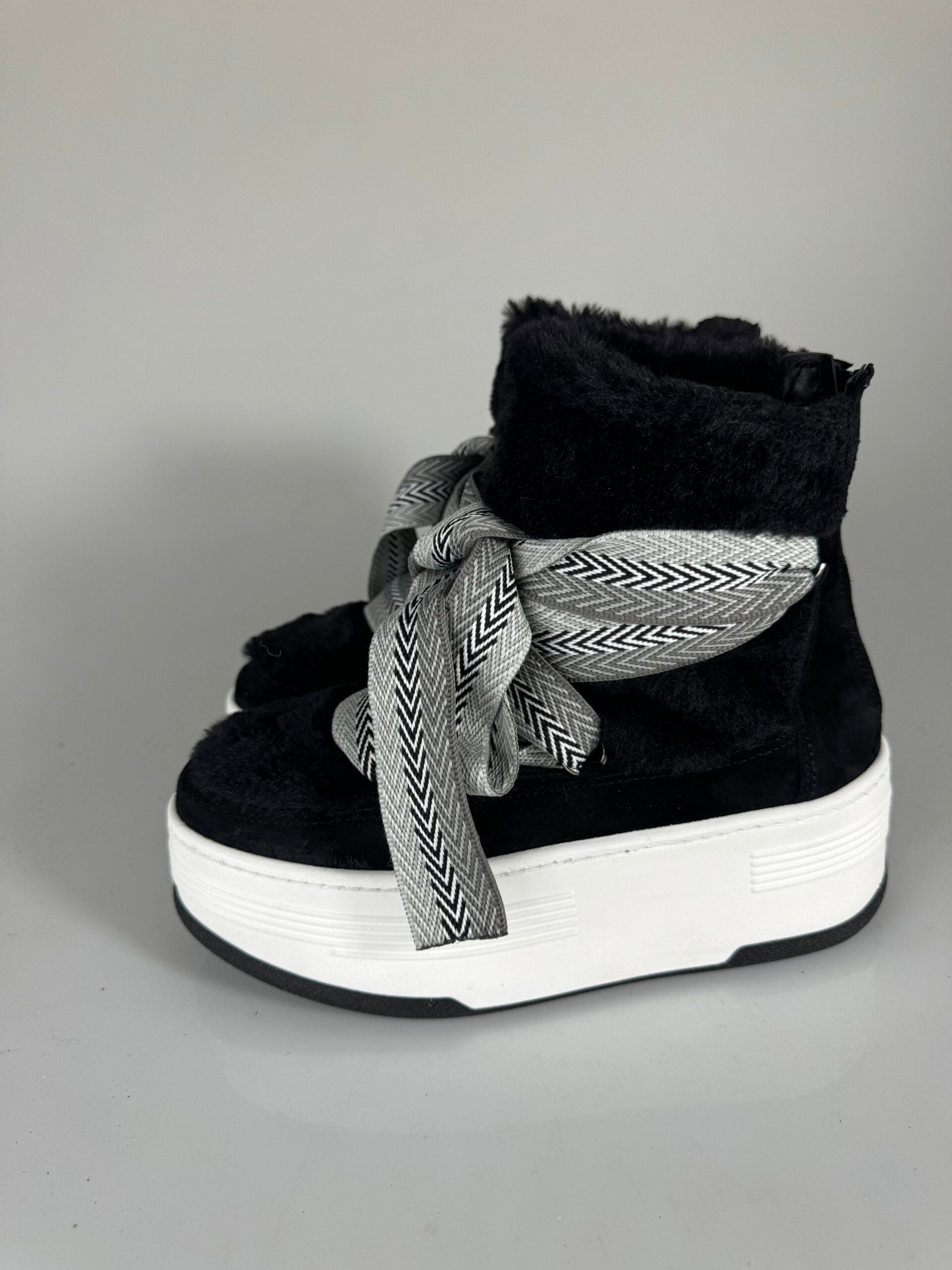 Wolf7 Cam, piel negra, cordones negros y gris