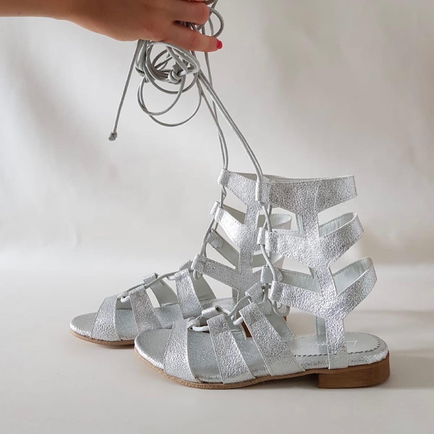 Claudia piel plateada