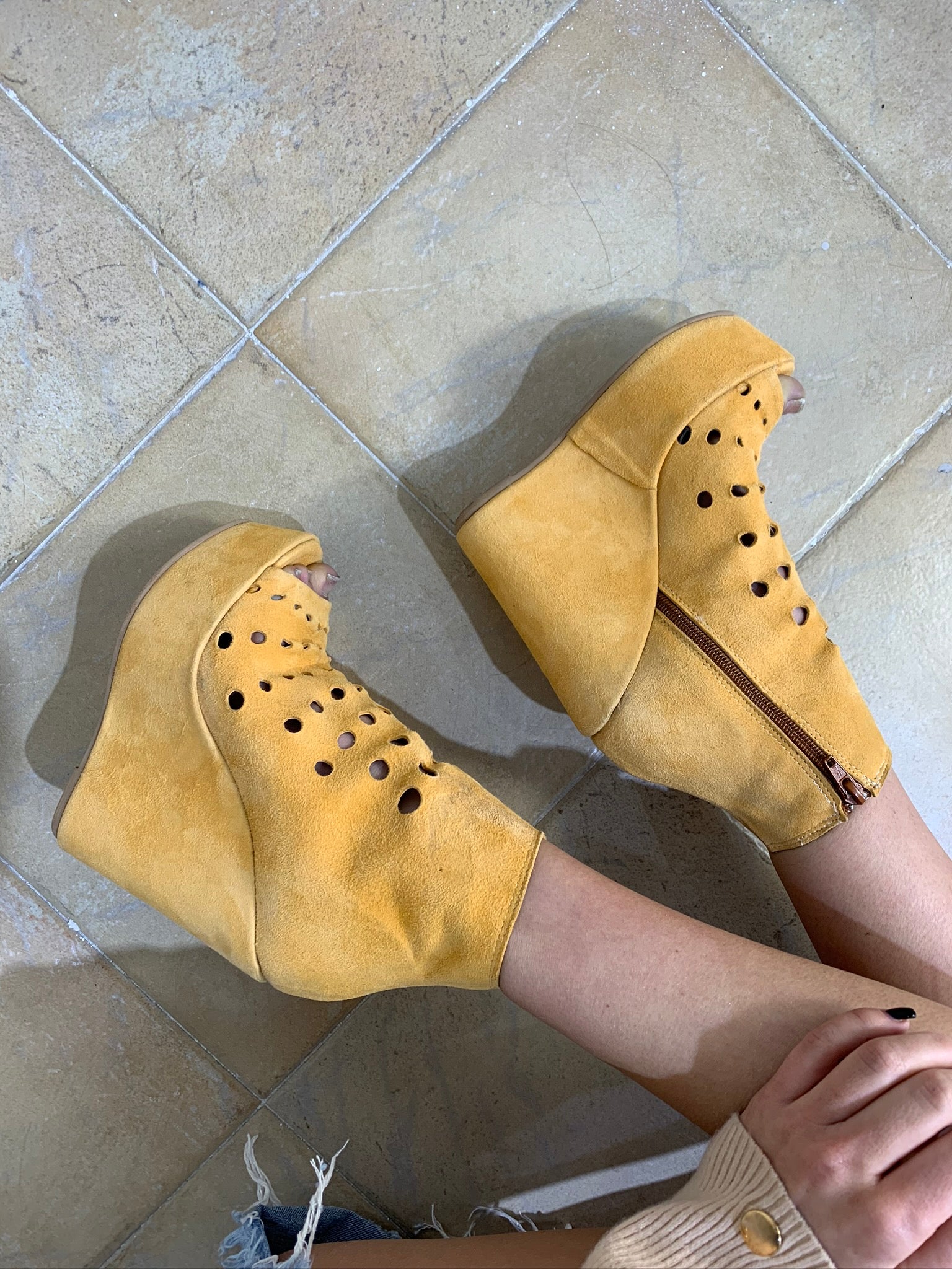 Carmensita buchi cam giallo