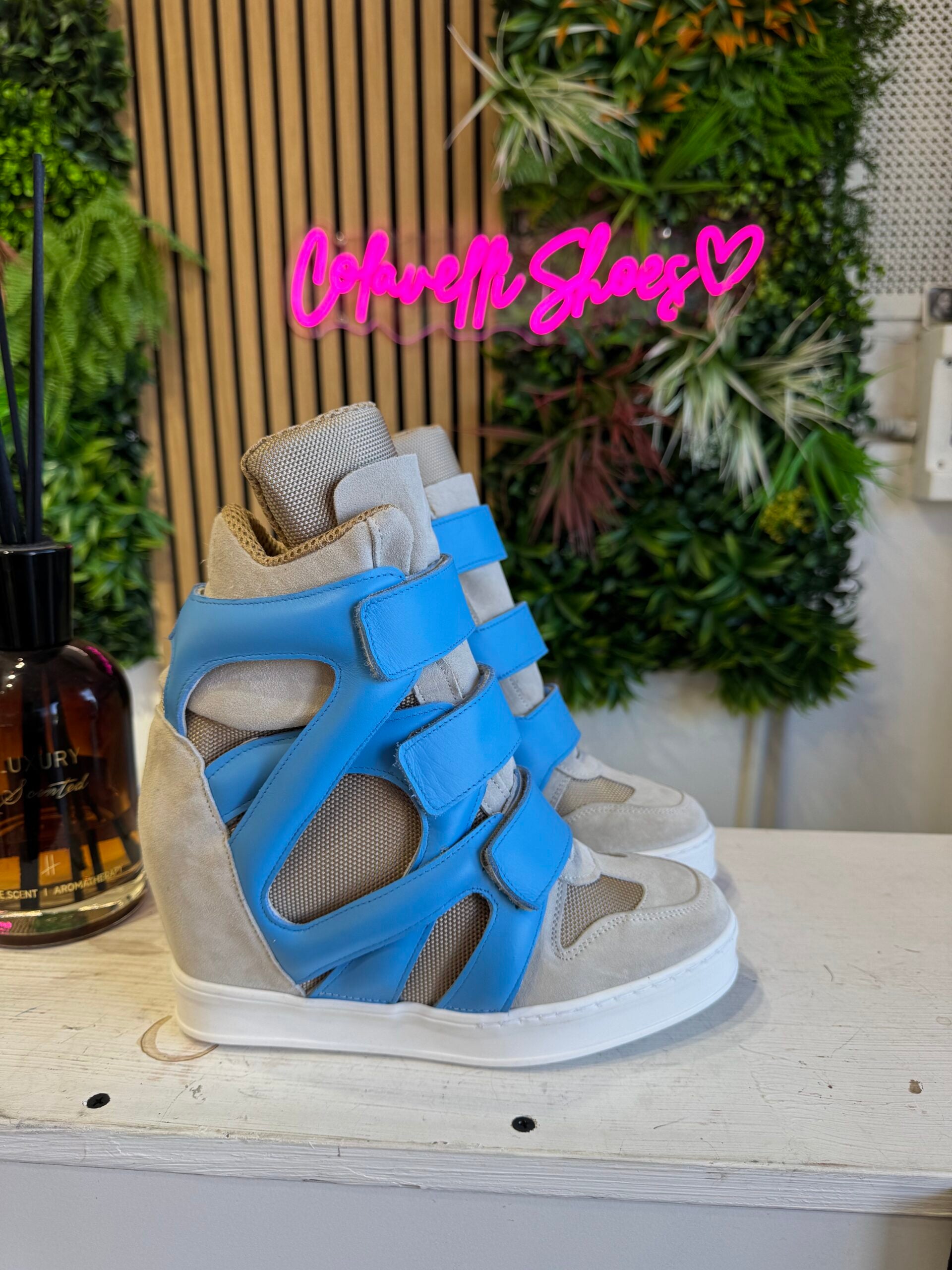 Tren completo de piel azul claro ante beige