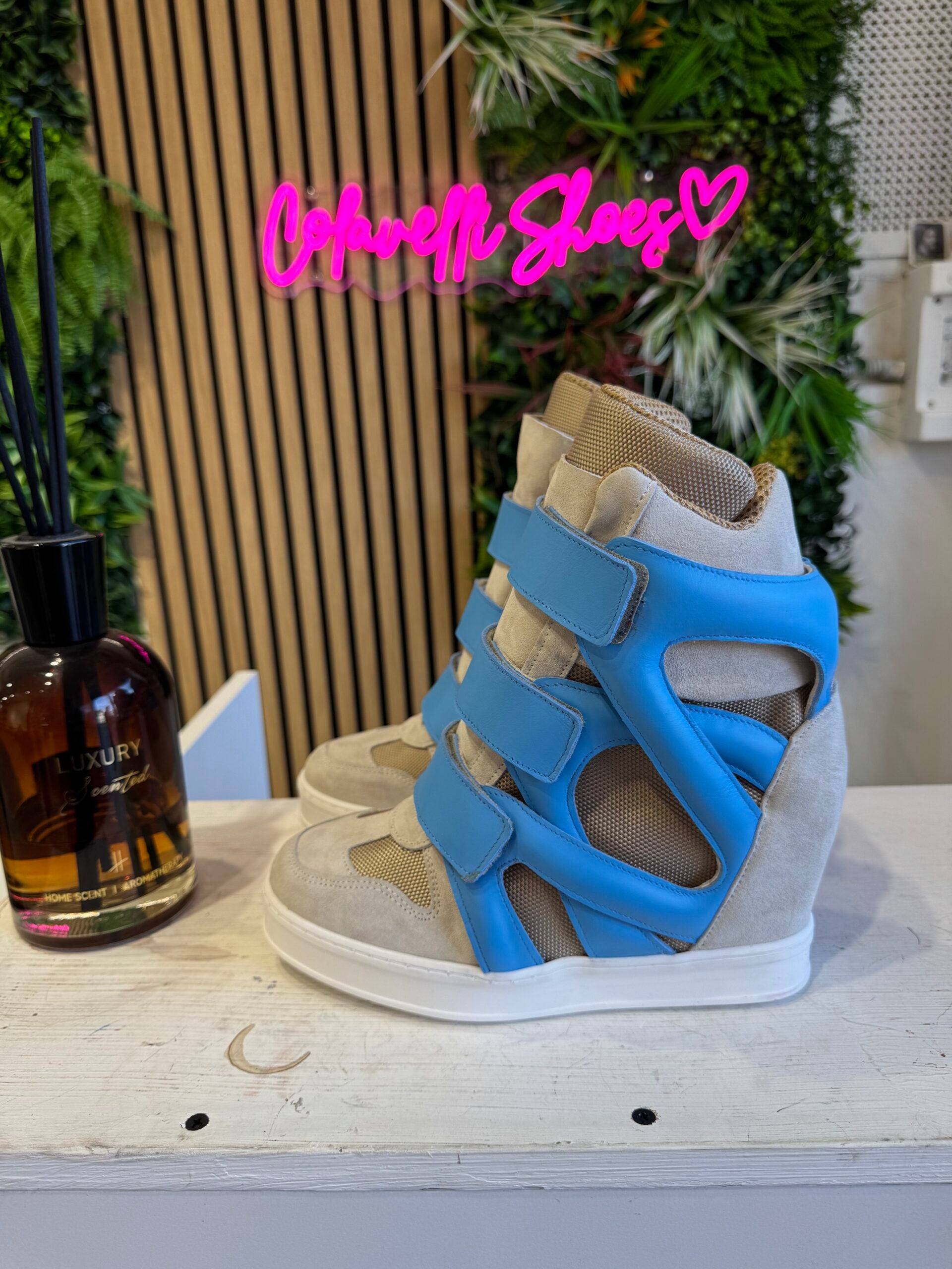 Tren completo de piel azul claro ante beige