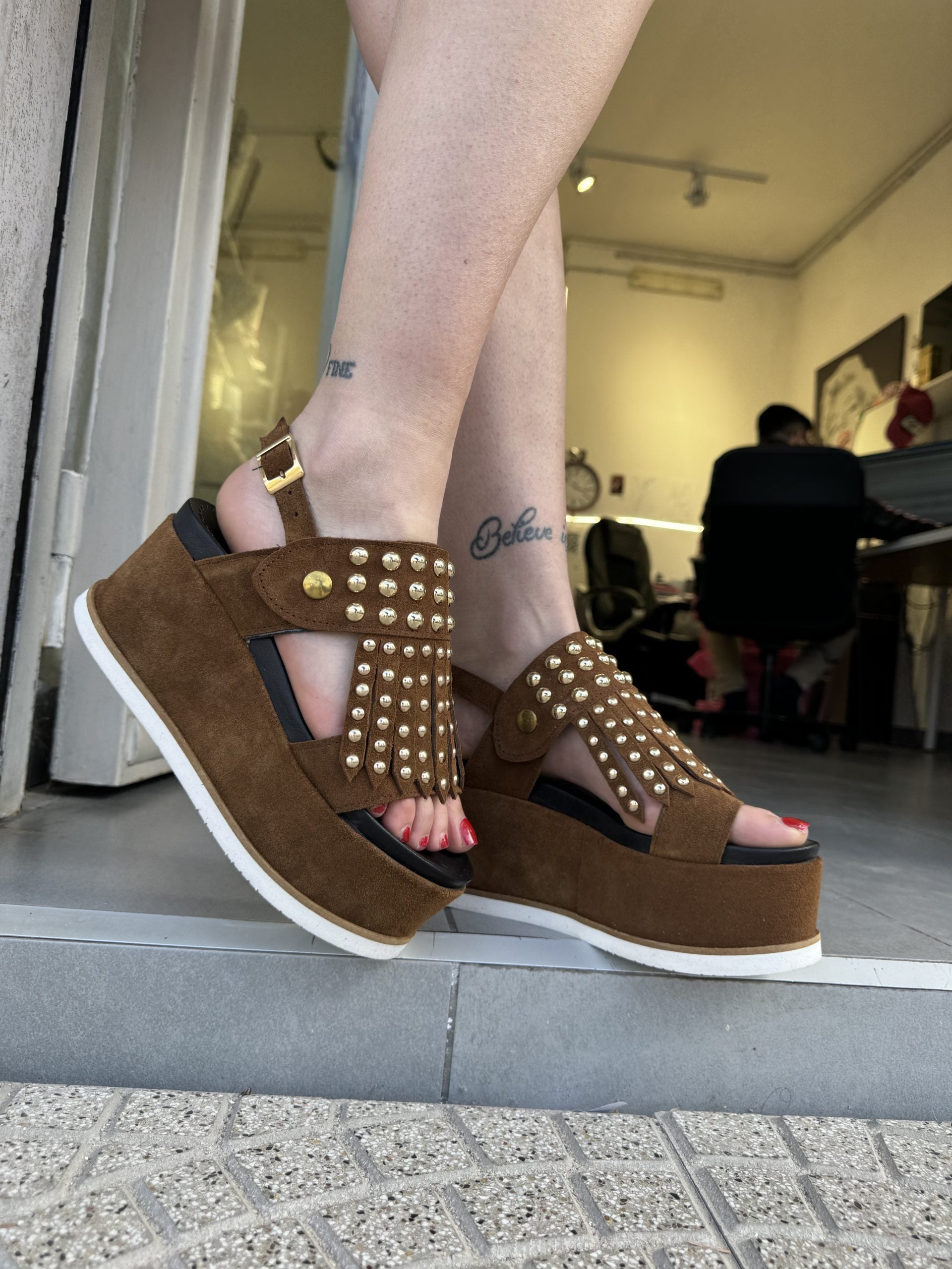 Holly51 cam cuoio borchie oro