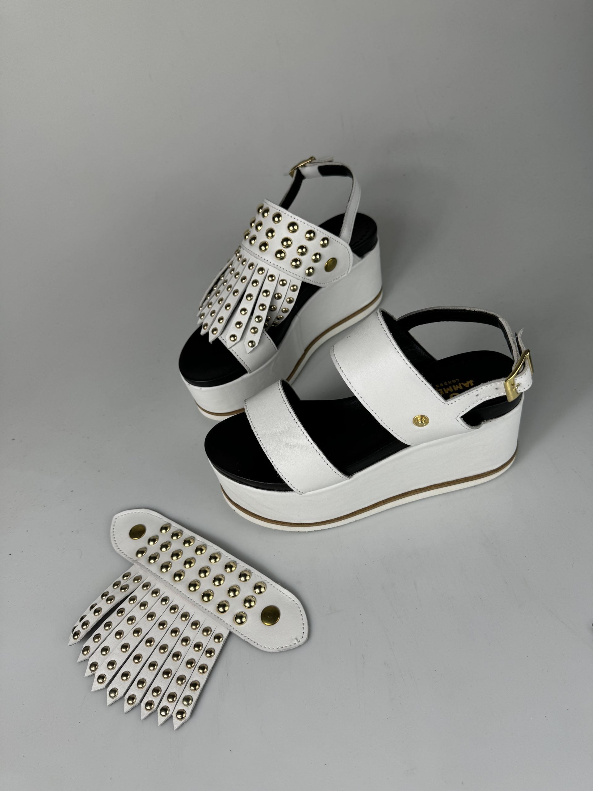 Holly51 pelle bianco borchie oro