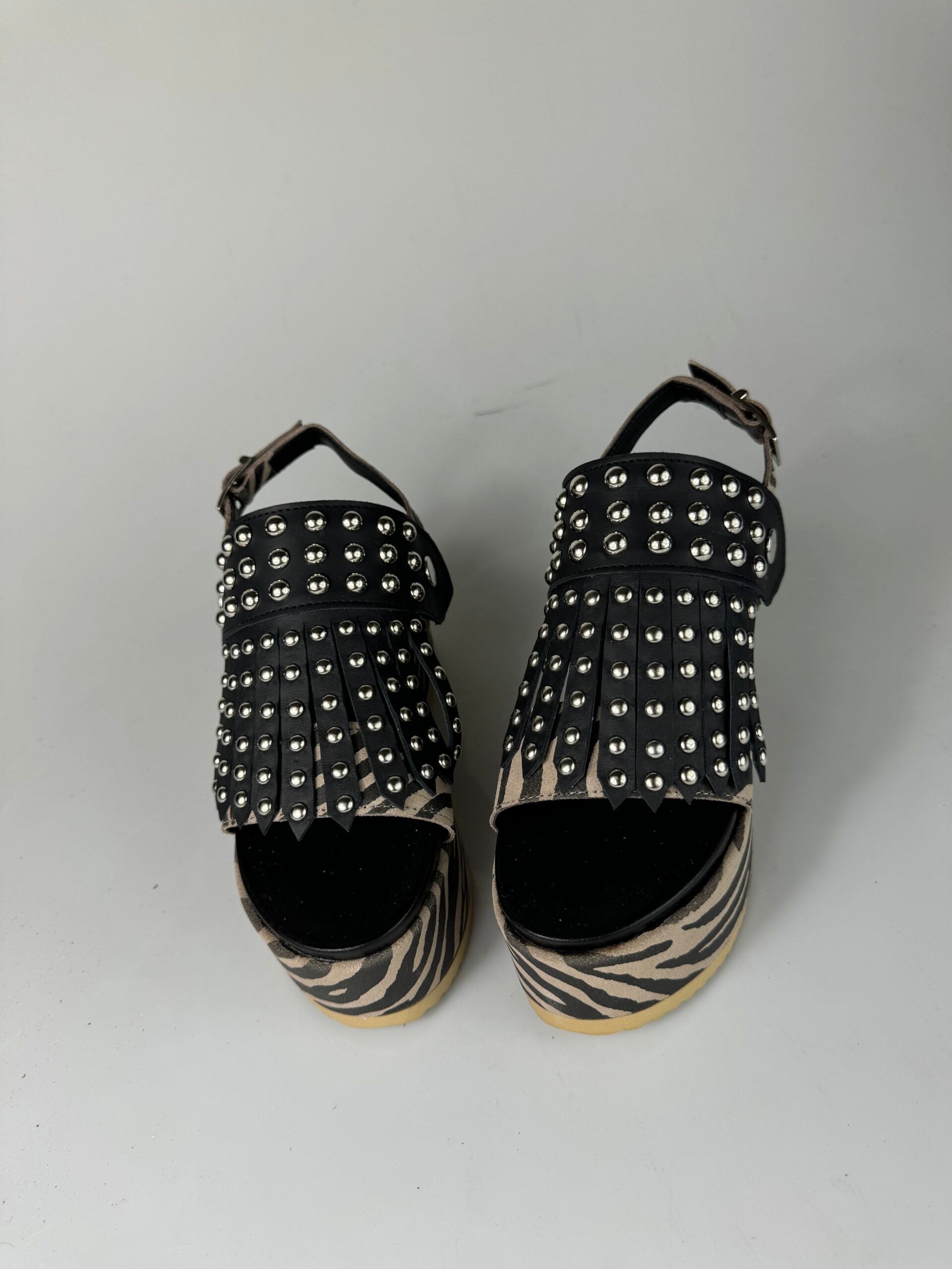 Holly51 cuero negro rasgado atigrado