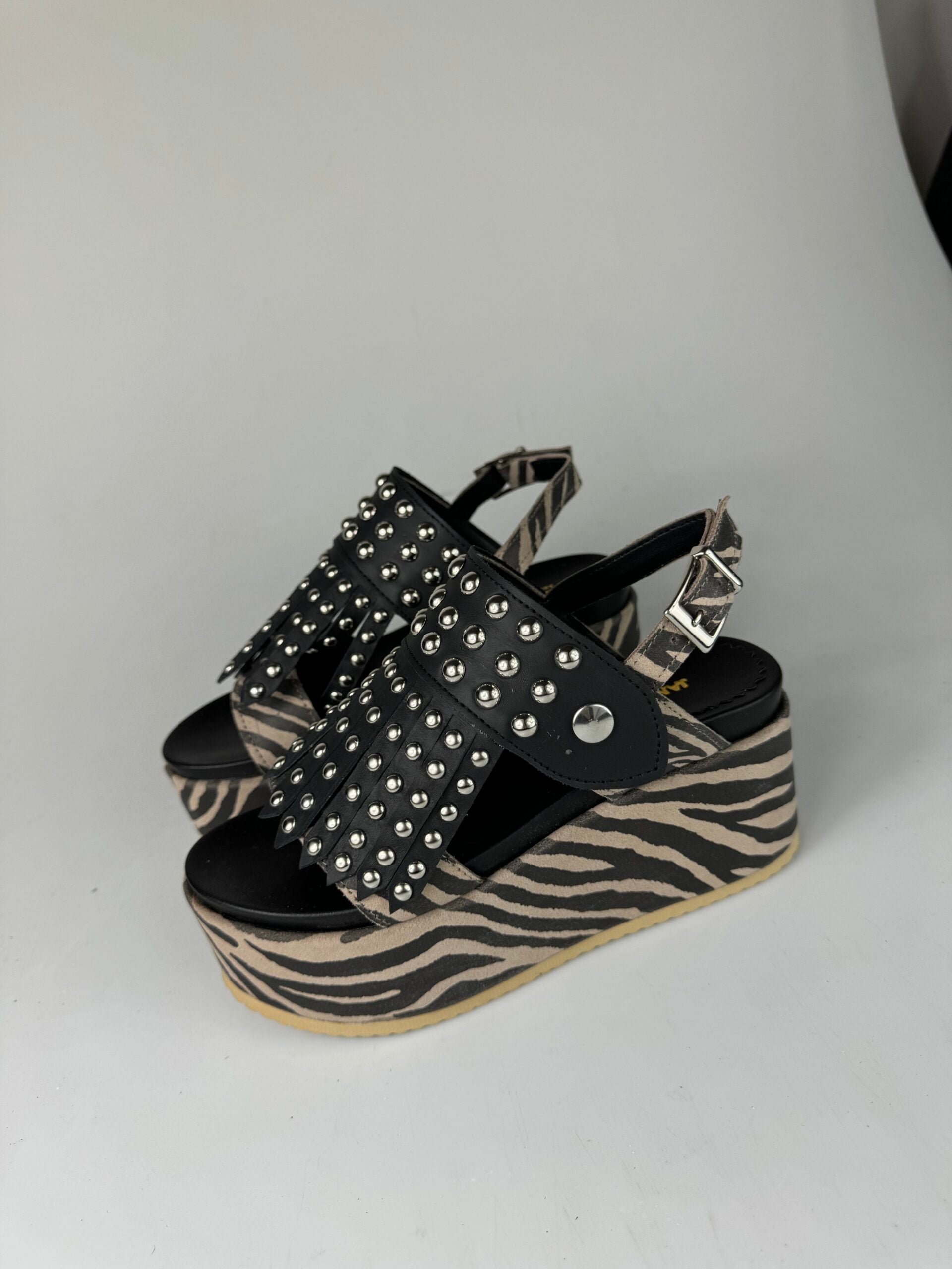 Holly51 cuero negro rasgado atigrado