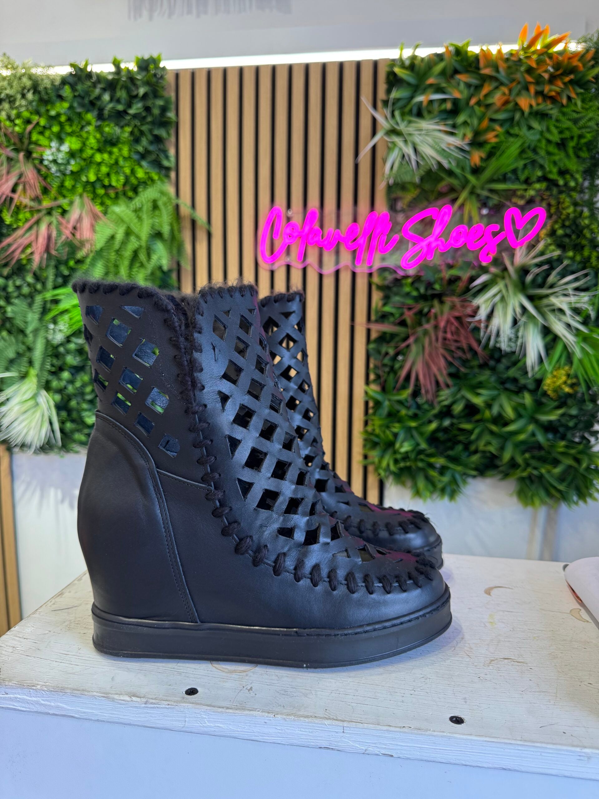 Cherry checkered black leather sn