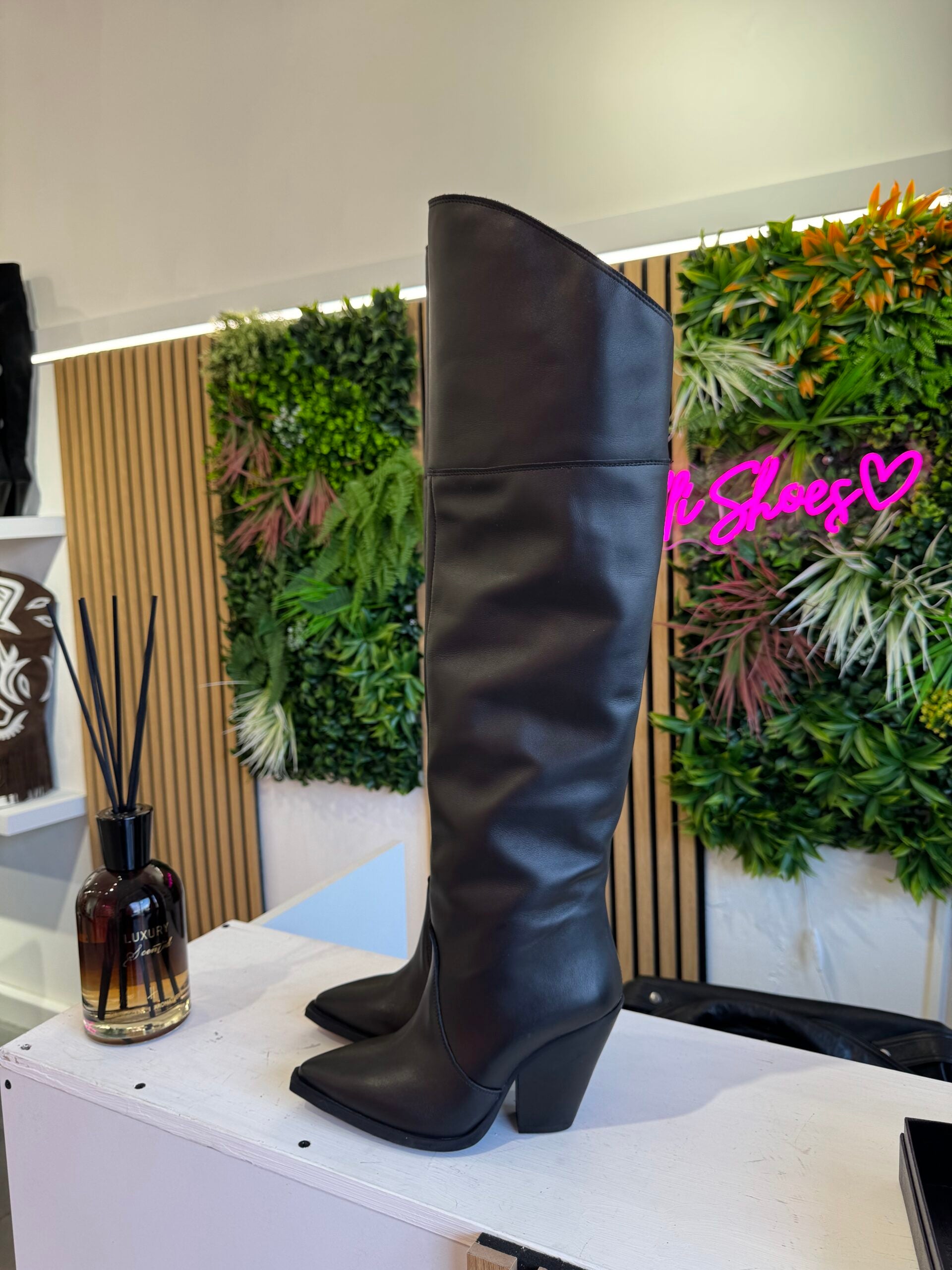 Gabriella Santho basic black leather