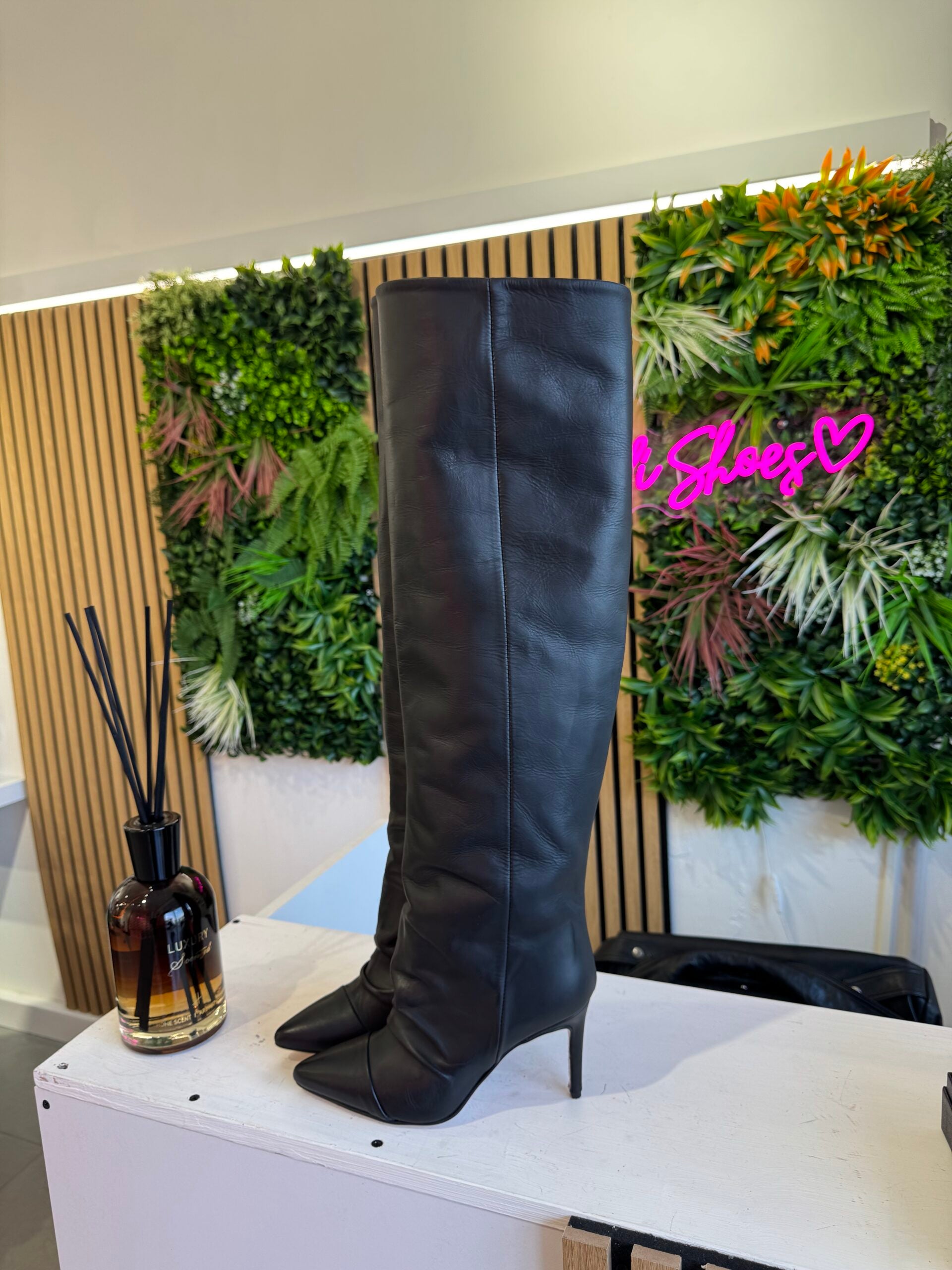 Orietta Manhattan black leather