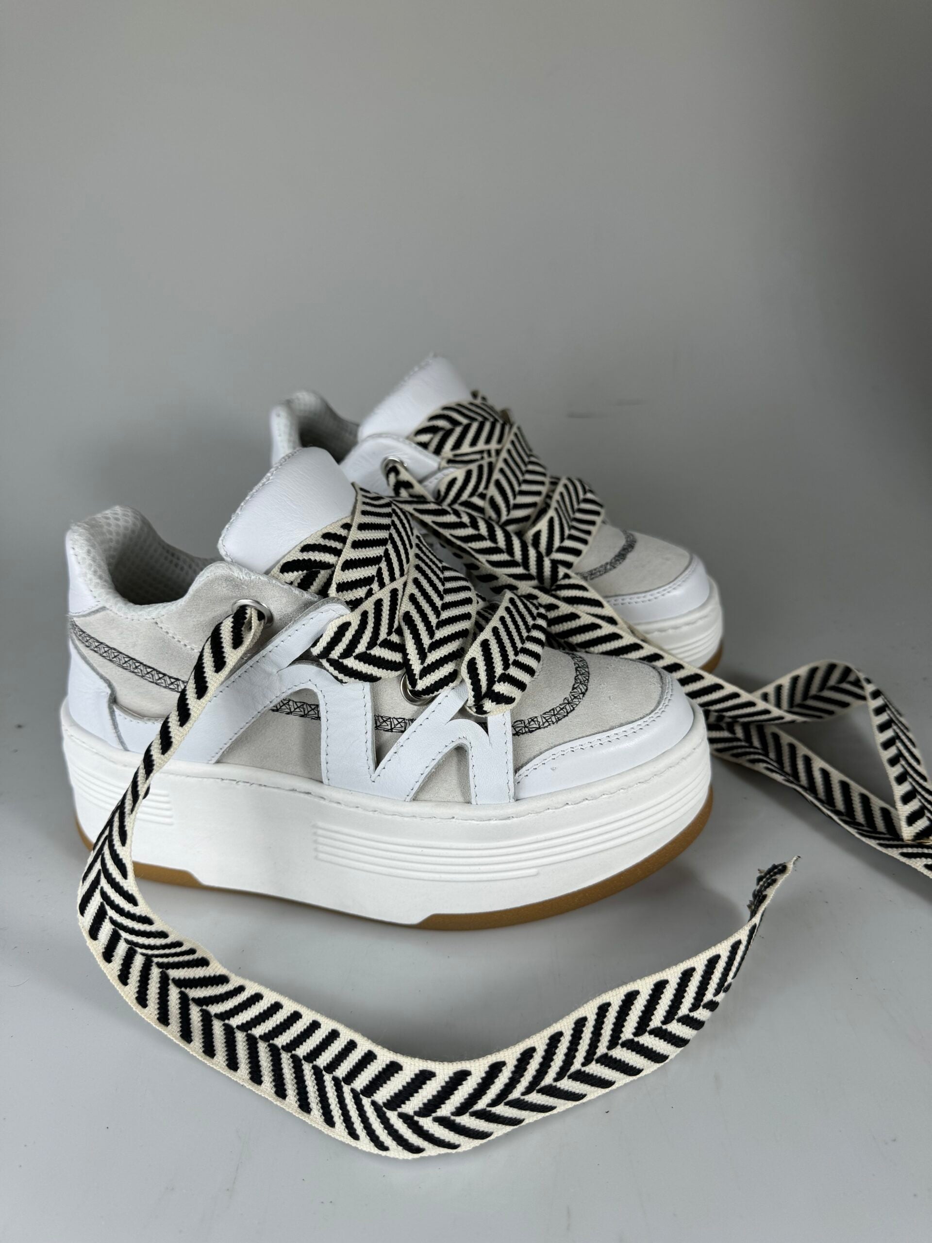 Wolf5  pelle/cam bianco laccio b/n