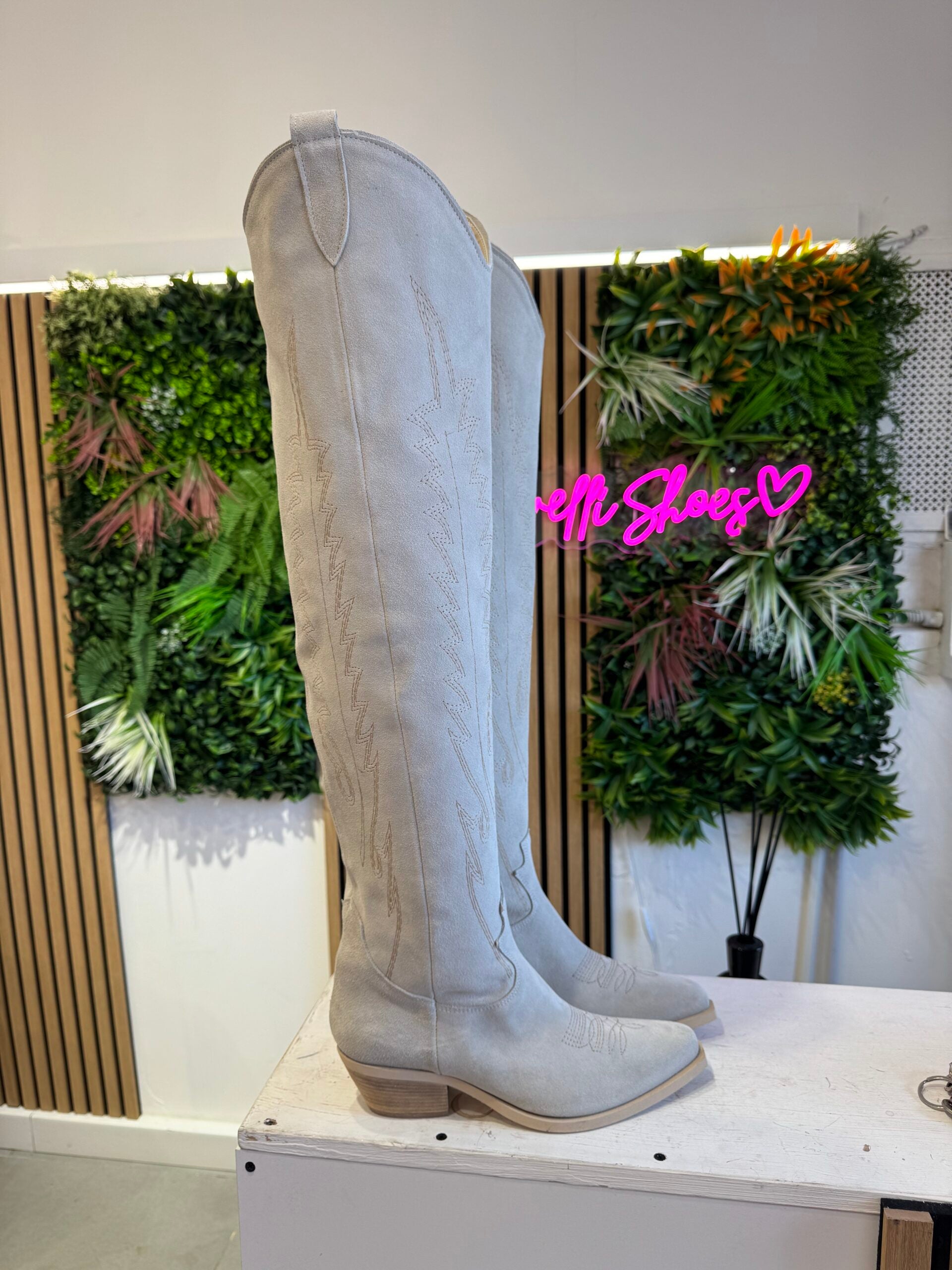 Old west 11 camoscio crema ricamo
