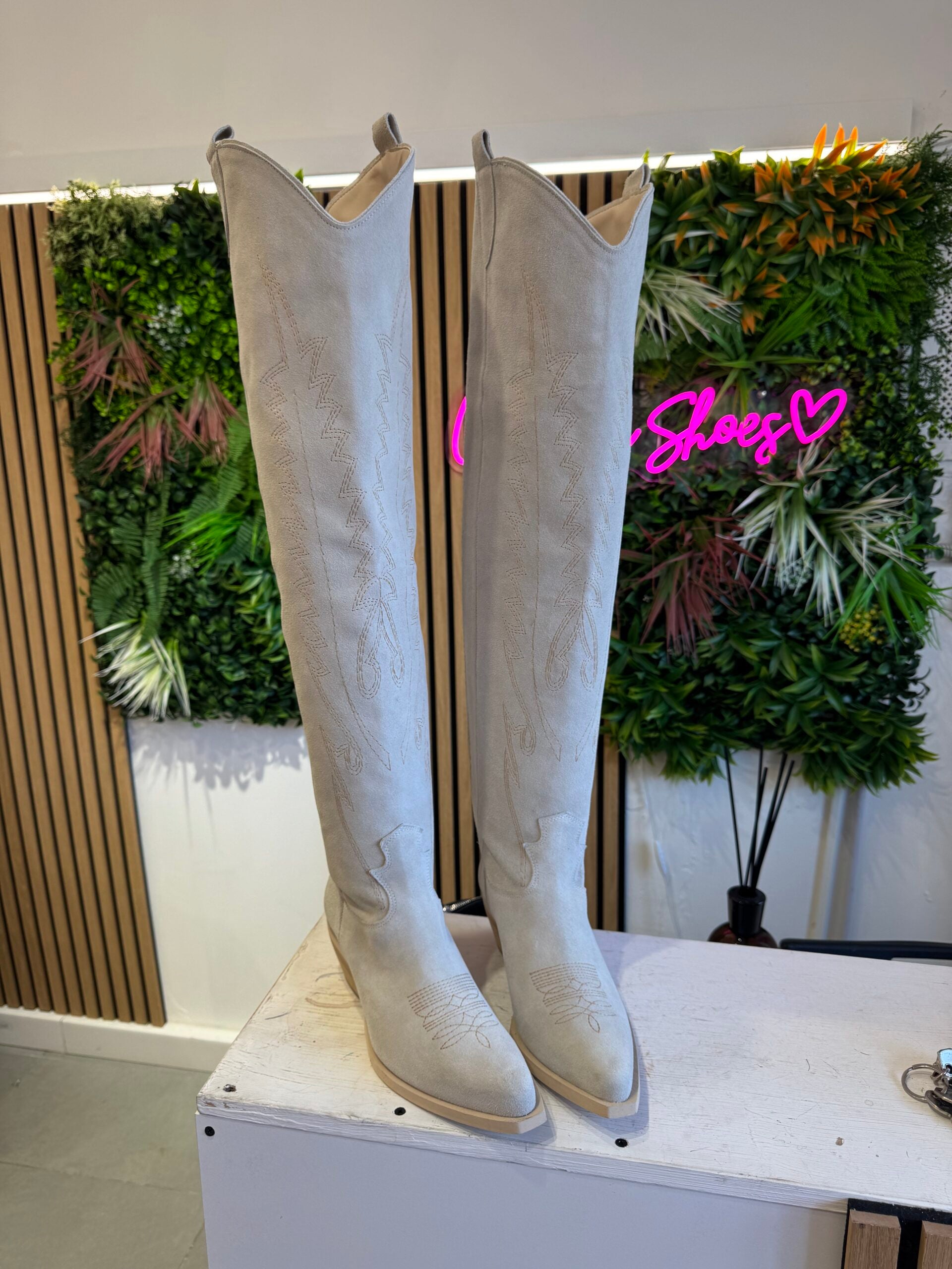Old west 11 camoscio crema ricamo
